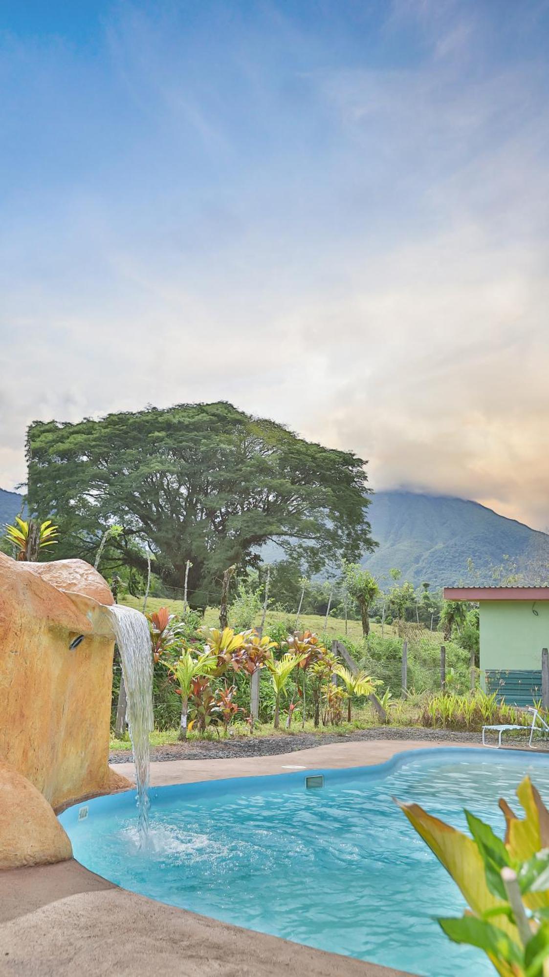 Chongos Place Hotel La Fortuna Bagian luar foto